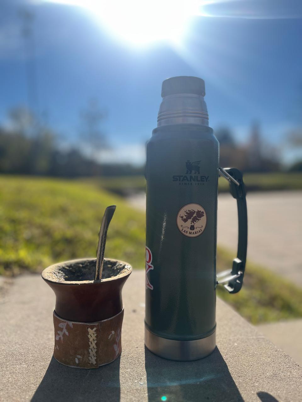 Mate y termo Stanley al sol