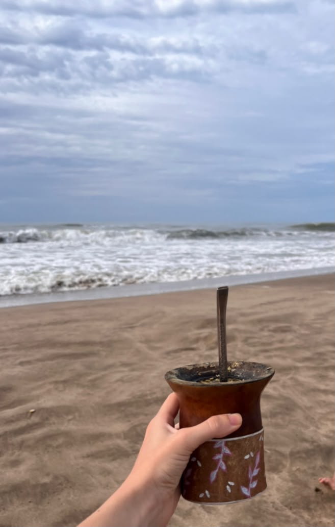 Mate en la playa frente al mar