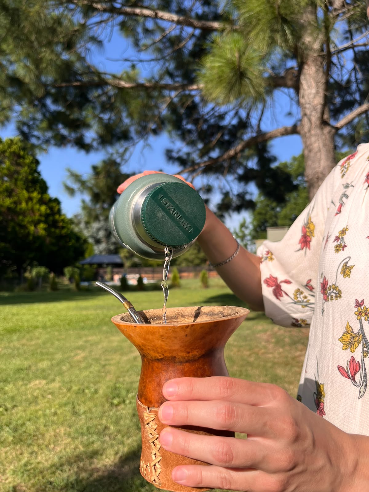 Cebando mate en el parque